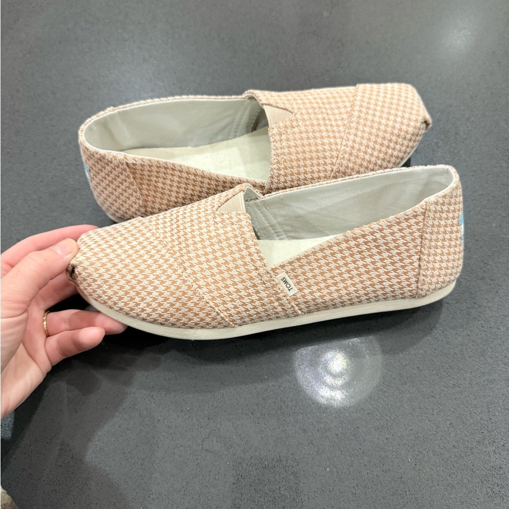 TOMS Slip-On Espadrille in Beige Houndstooth